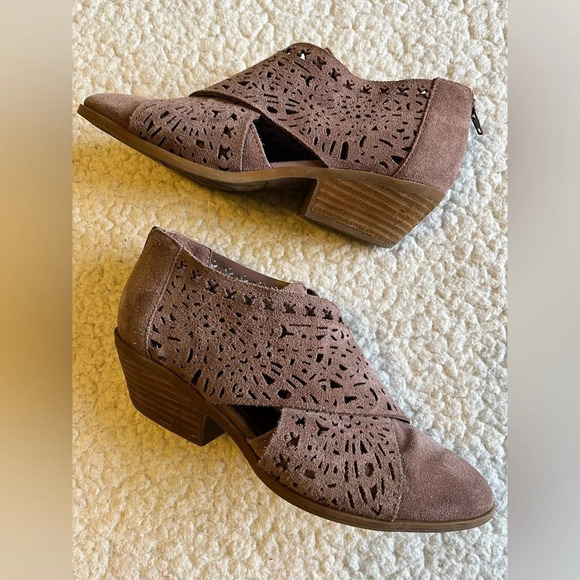 Carlos by Carlos Santana Miranda ankle boot, mauve. Suede. Size 7.5 - Picture 6 of 9